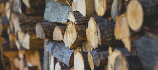 Ranger le bois à l'extérieur